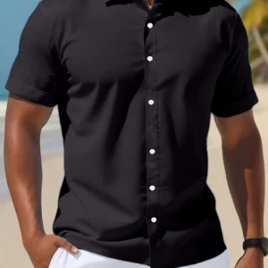 Camisa de manga corta para hombre de estilo casual con cuello de solapa, vista frontal.