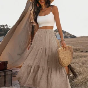 Modelo luciendo falda larga para mujer en tono albaricoque.
