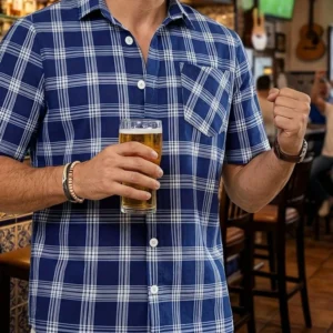 Camisa casual de hombre azul con estampado tartán y manga corta.