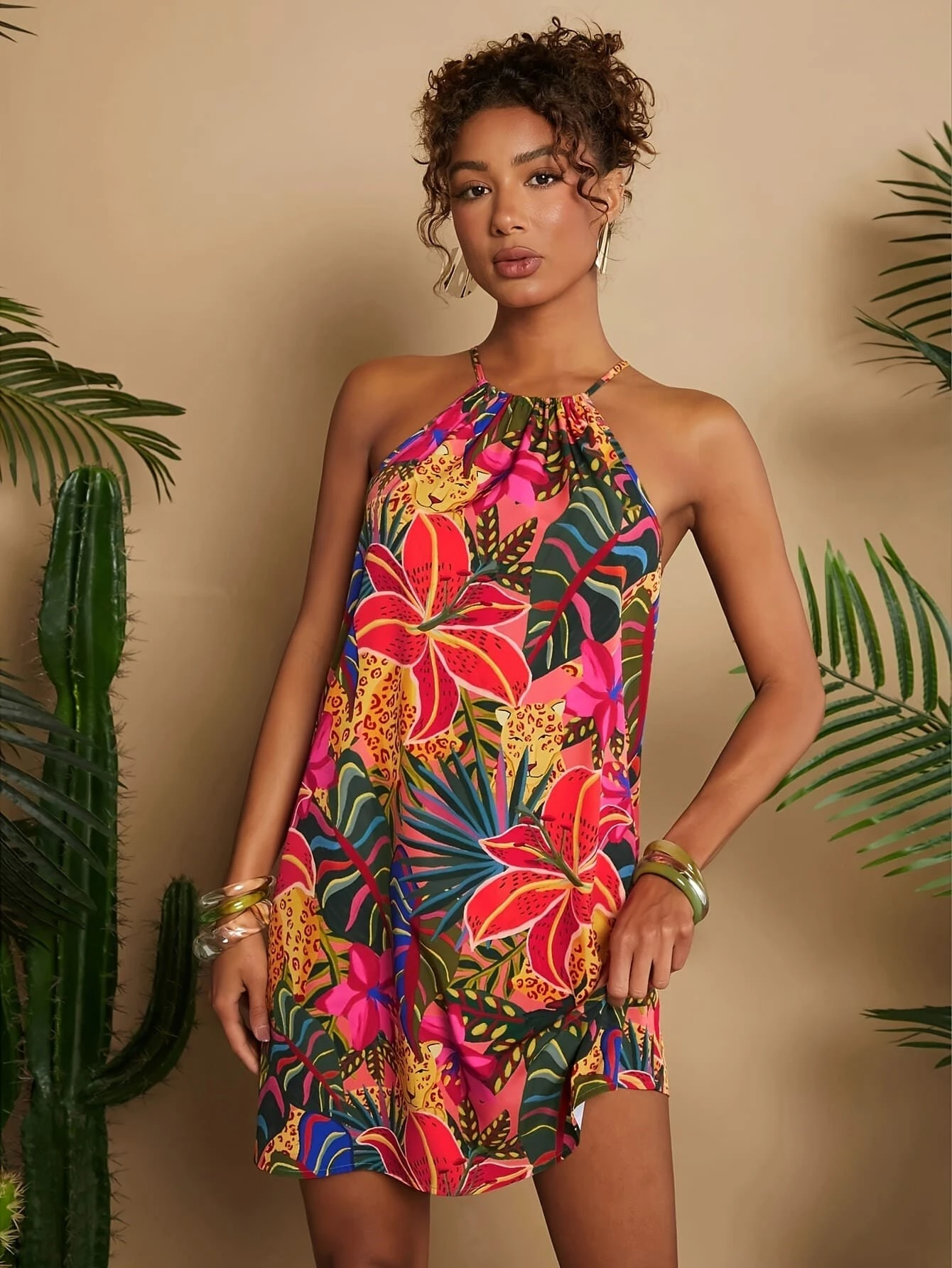 Detalle del estampado tropical del vestido