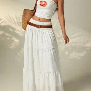 Falda maxi elegante blanca de poliéster con diseño escalonado.