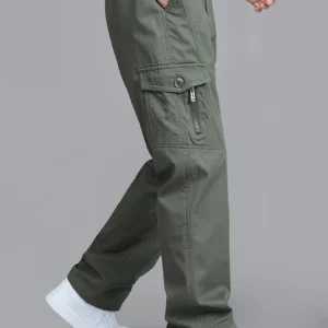 pantalones para hombre-verde oliva Pantalón cargo para hombre en color verde oliva con bolsillos laterales y diseño de algodón.